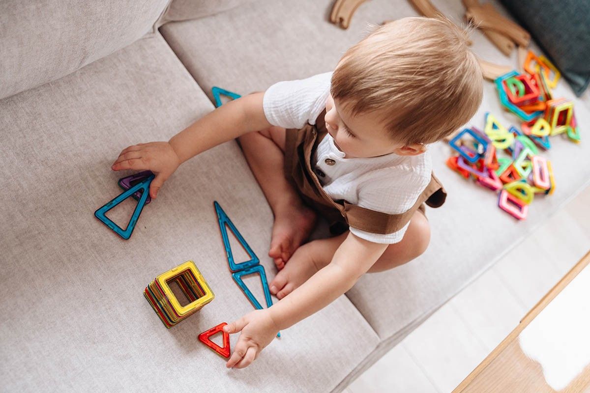 ребенок не играет в игрушки