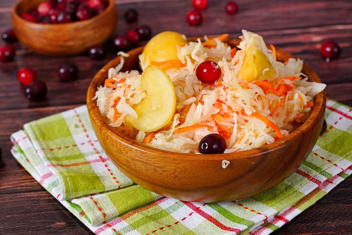 квашеная капуста с клюквой и яблоками