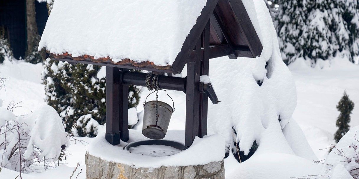 Как утеплить колодец на зиму своими руками и предотвратить замерзание воды