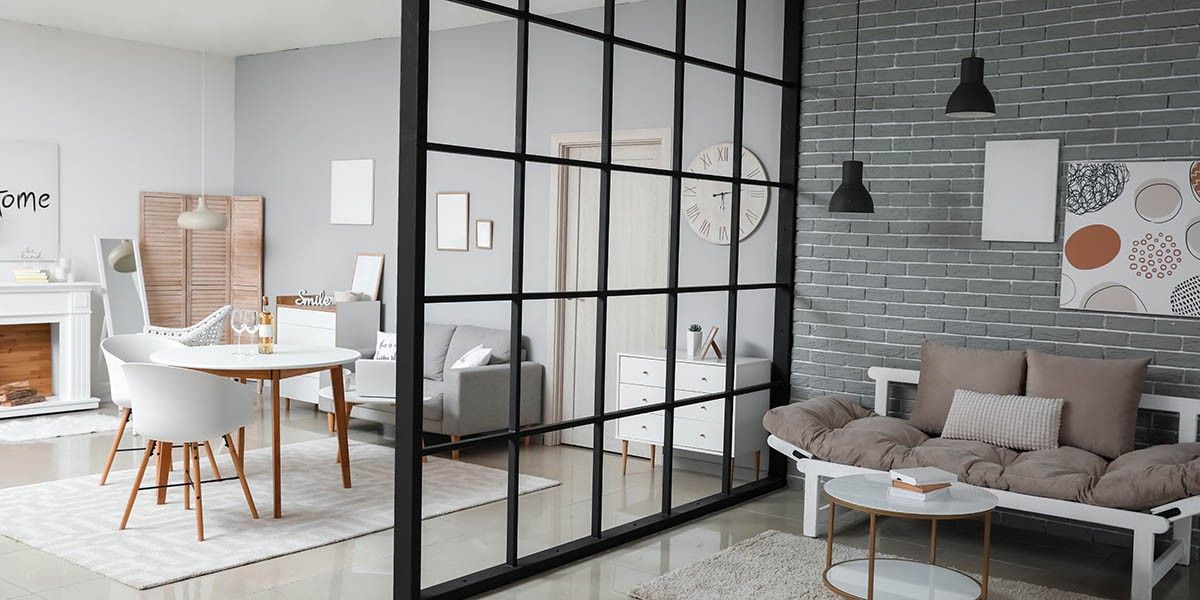 Стеклянные перегородки: идеи для интерьера и зонирования пространства