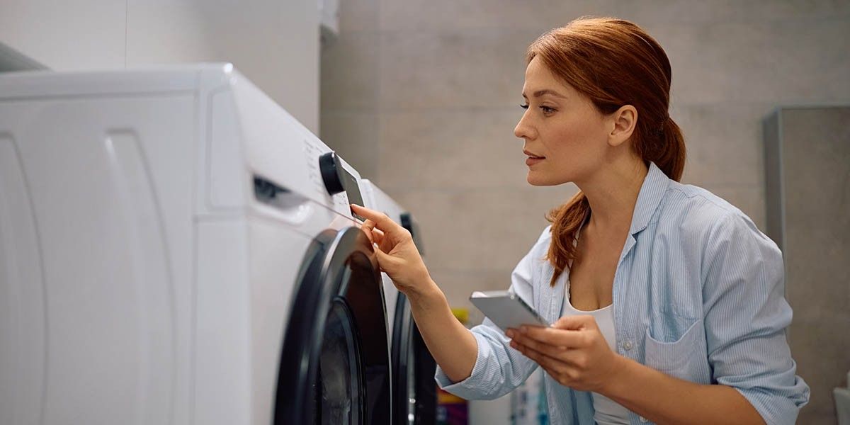 Спасаем белье: как открыть дверцу стиральной машинки во время или после стирки