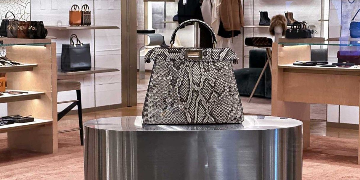 Как проверить сумку на оригинальность: по коду, номеру и бренду