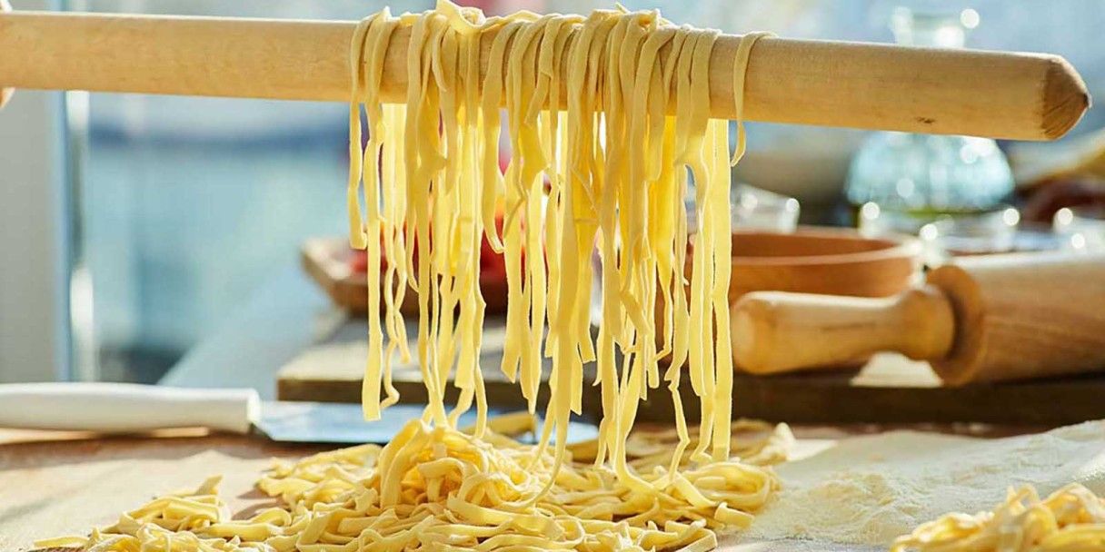Рецепт домашней лапши: как приготовить яичное тесто и нарезать лапшу
