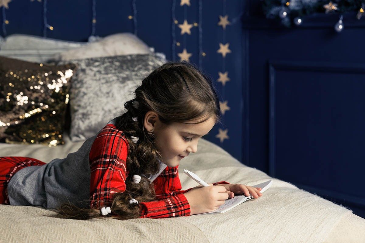 Девочка пишет письмо