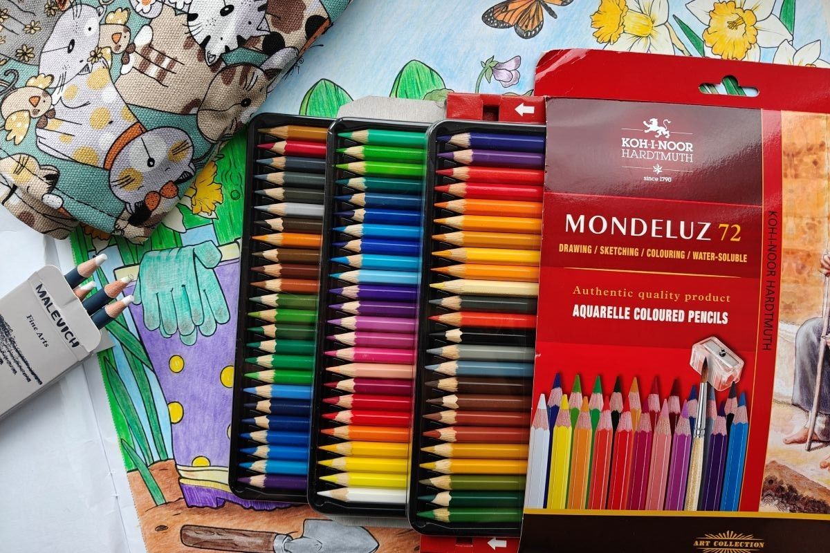 много цветных карандашей