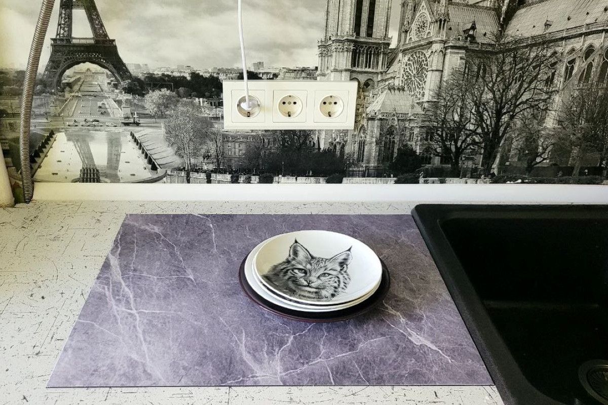 тарелки на коврике 