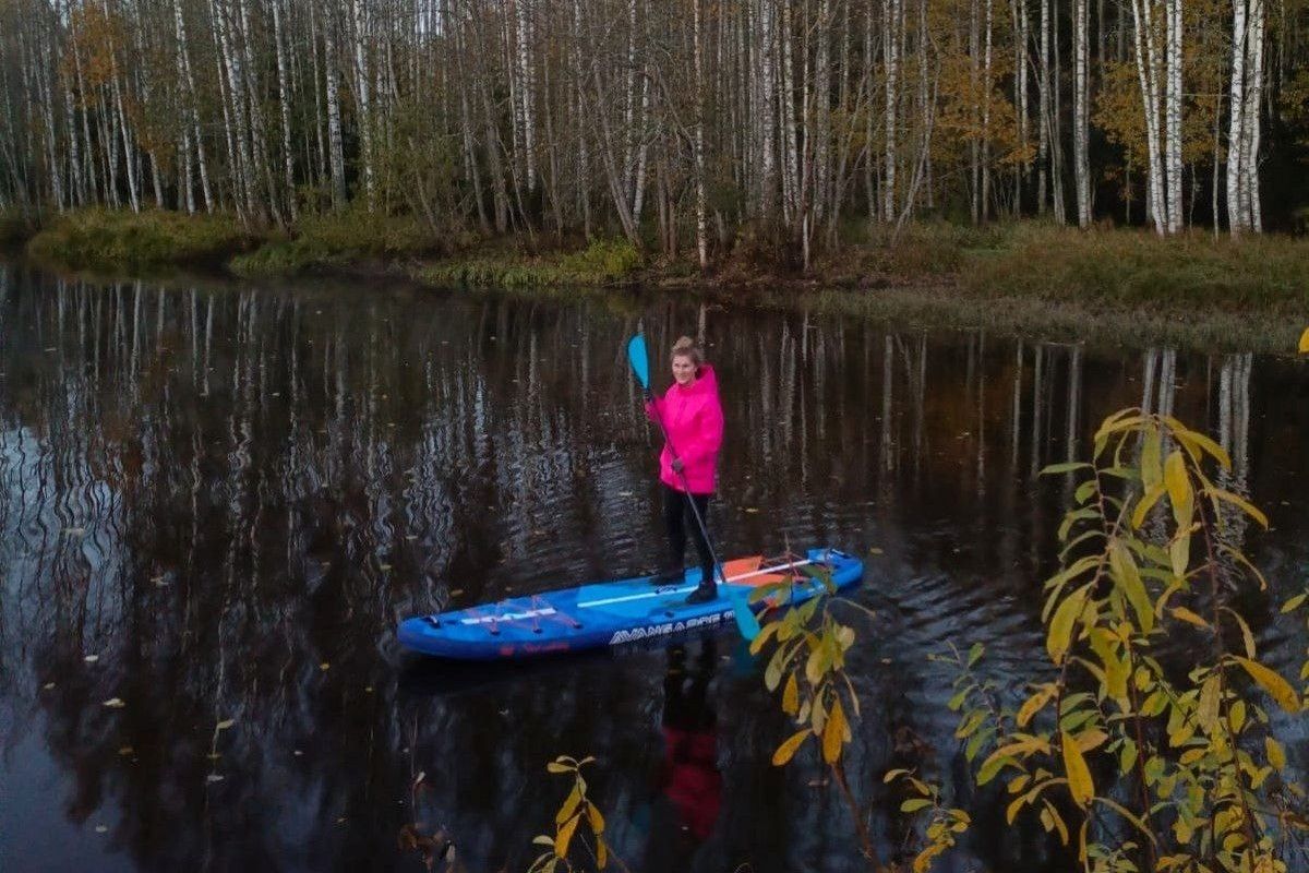 сапборд плывет