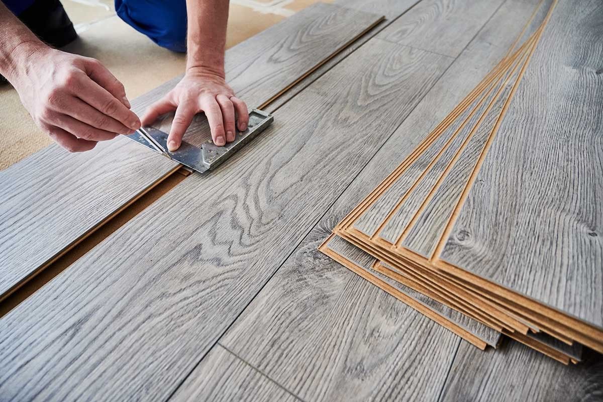 чем выровнять стяжку пола под ламинат