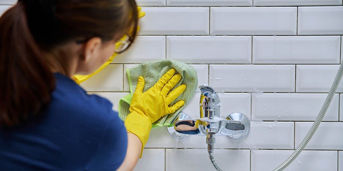 Чем отмыть плитку в ванной: эффективные средства от налета и грязи