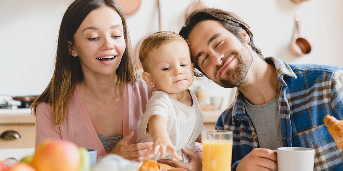 Когда переводить ребенка на общий стол: с какого возраста и как это сделать правильно