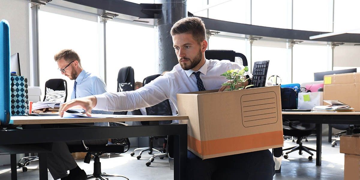 Что делать, если потерял работу и нечем платить кредит: советы, страховка, каникулы и другие законные решения