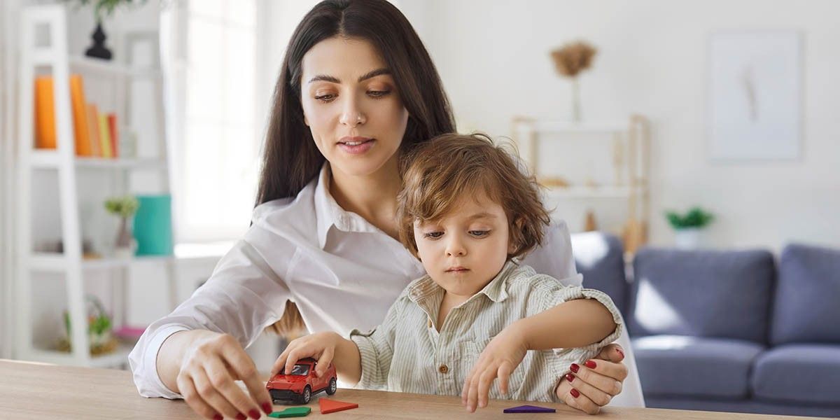 Перестала покупать ребенку развивающие игрушки — и он стал более креативным. Что дает «скучное» детство