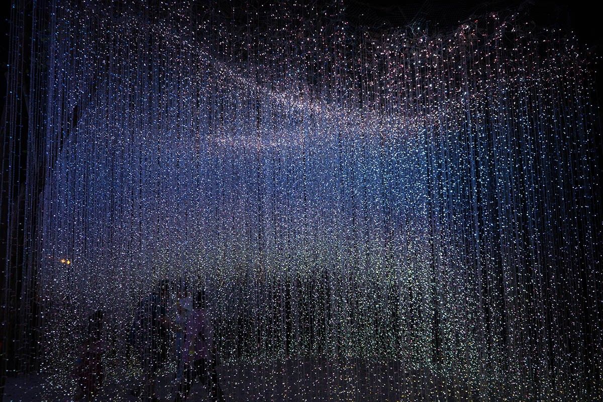 нарядить елку  к празднику