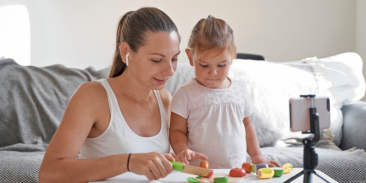 «Я рожала не для соцсетей»: почему материнство превратили в контент, и как от этого устали обычные мамы