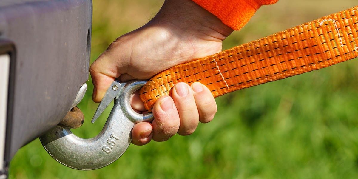 Буксировка автомобиля: что это, виды, правила и отличие гибкой сцепки от жесткой