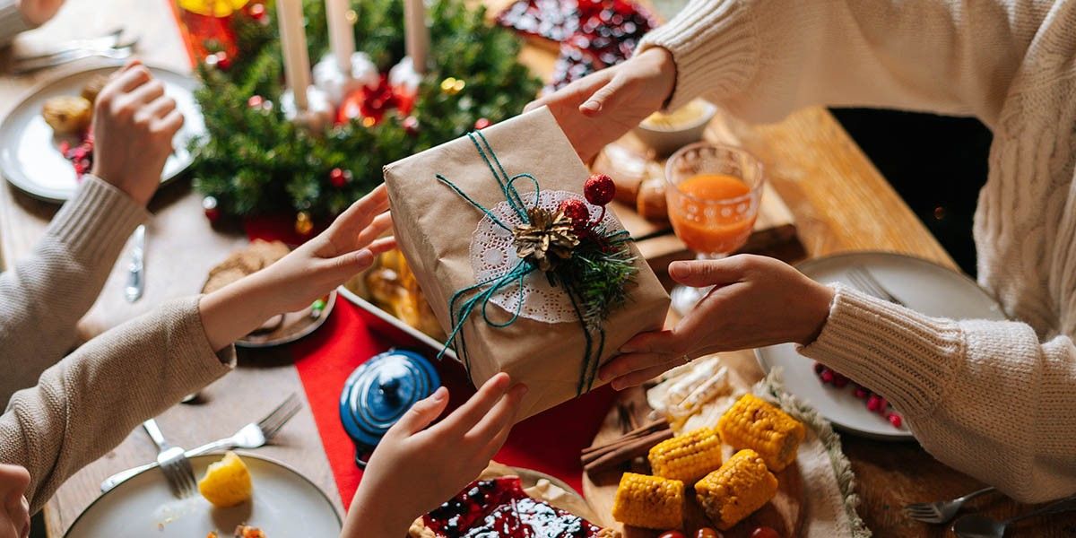 Сколько денег нужно на Новый год 2026: расчет, сколько уходит на стол и подарки