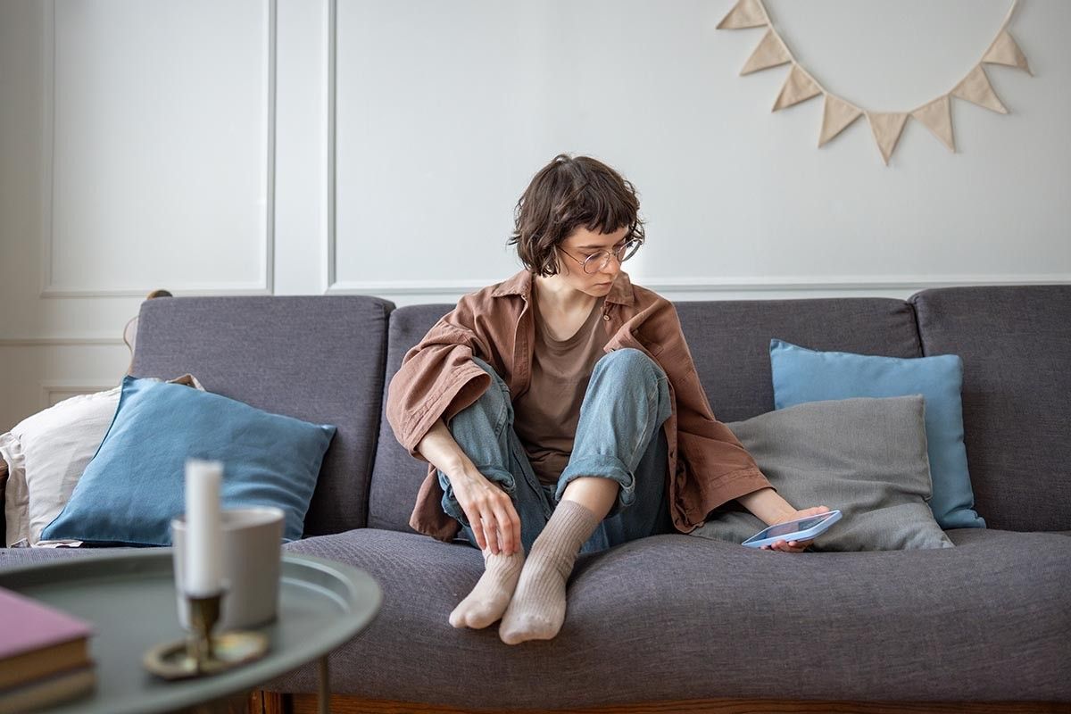 девушка держит телефон