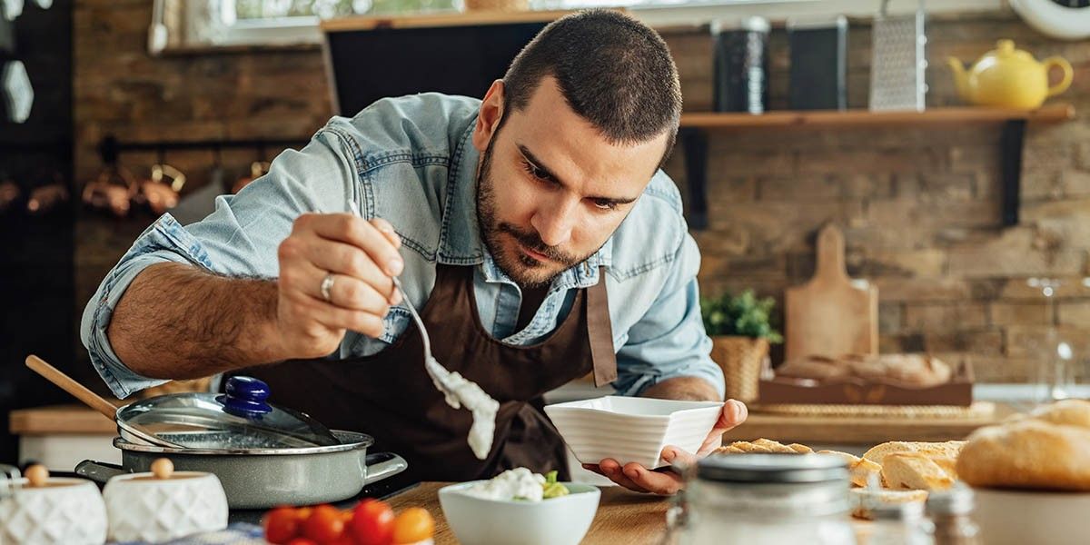 Чем заменить майонез — варианты для салатов, ПП-заправки и полезные альтернативы
