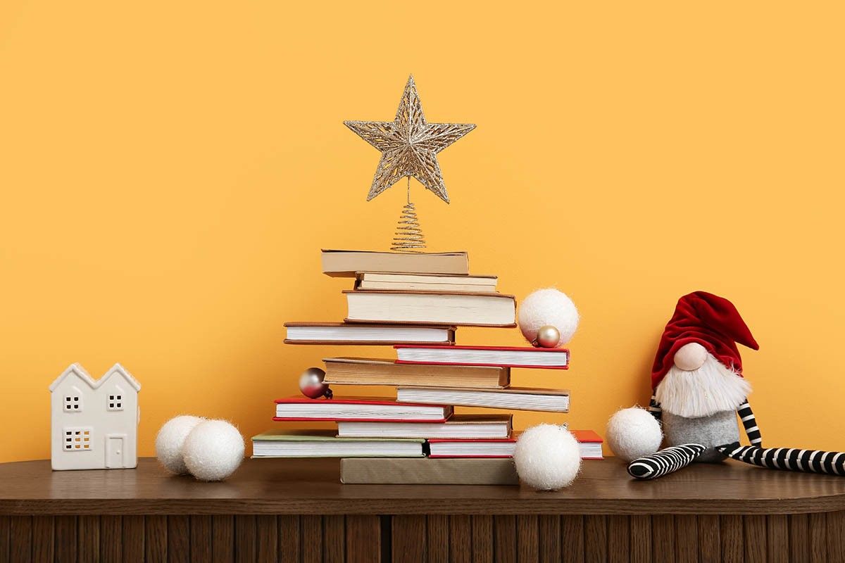 елка из книг