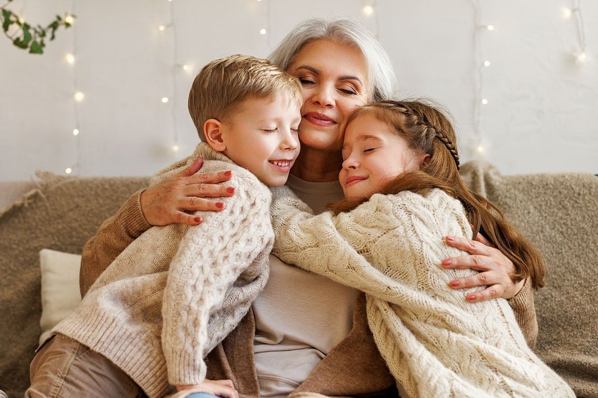 бабушка с внуками