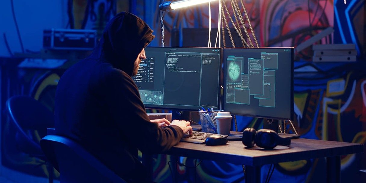 Хакер взламывает компьютер с помощью новой мошеннической схемы