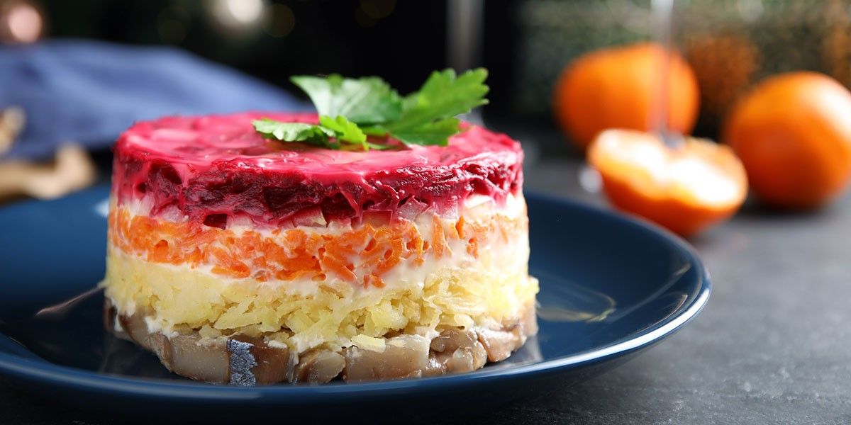 Селедка под шубой на Новый год: классический рецепт и порядок слоев