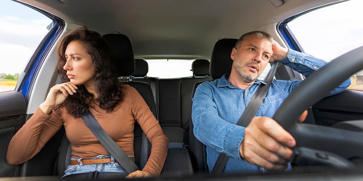 Не считаю нужным поддерживать беседу с таксистом или парикмахером, если не хочу. Вежливое молчание — тоже норма