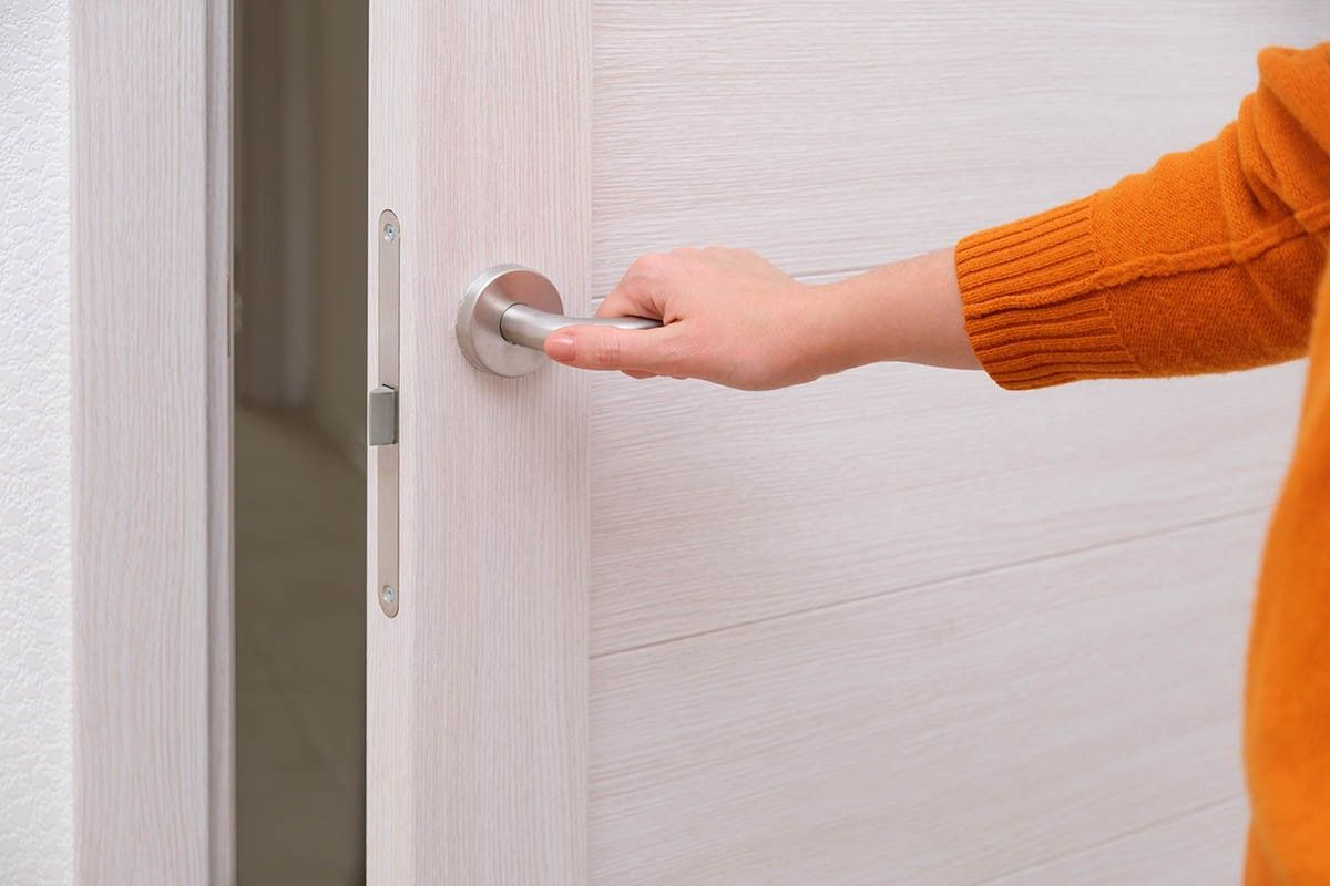 чем смазать скрипящую дверь в домашних условиях