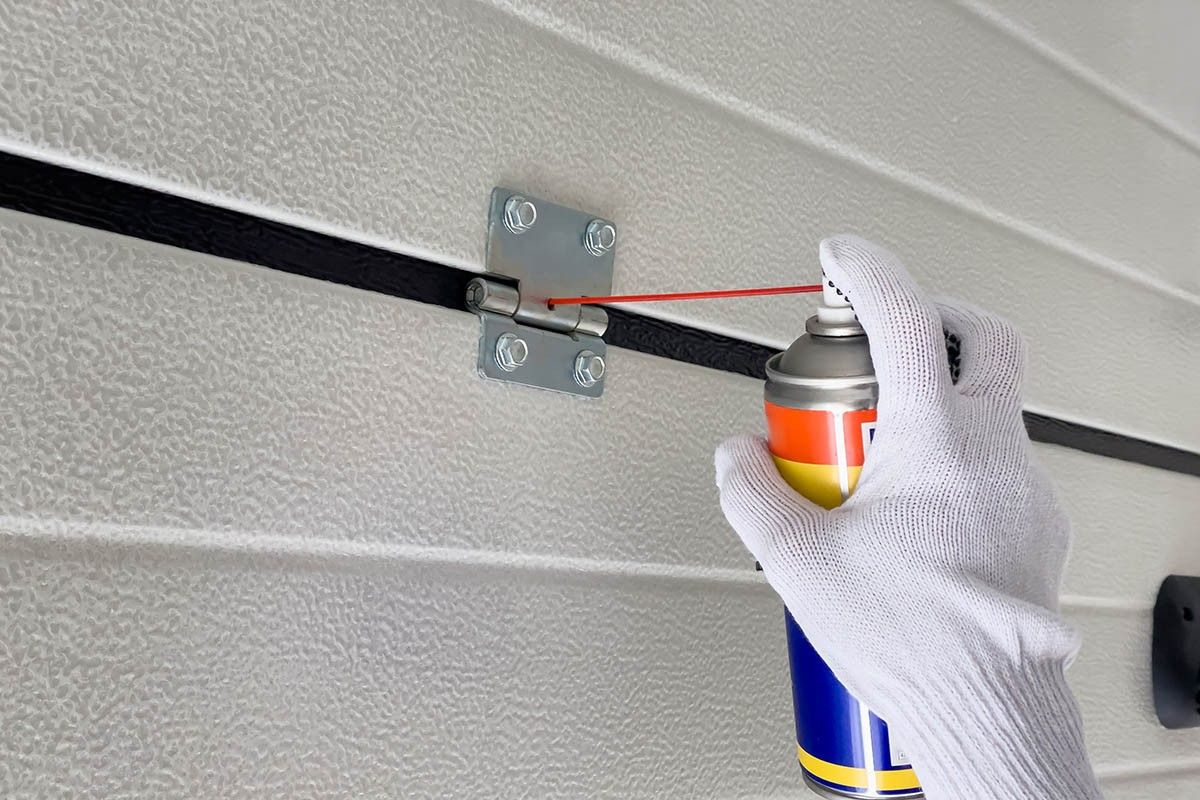 чем смазать петли двери чтобы не скрипели