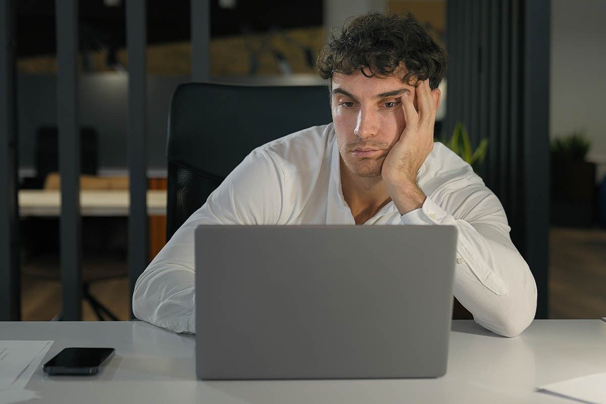 уставший мужчина на работе