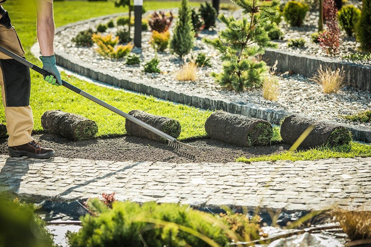 как выровнять участок с уклоном