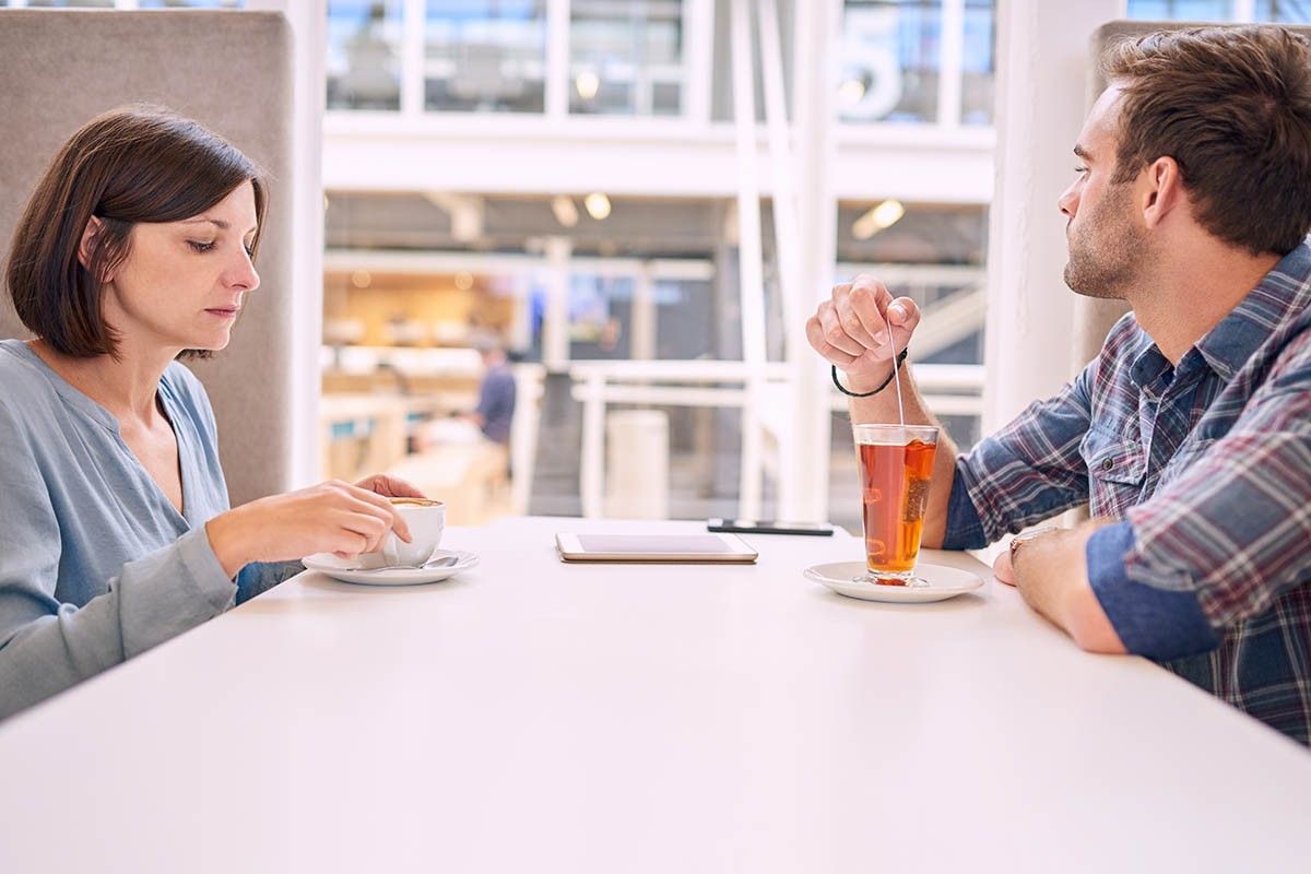 почему неловко молчать