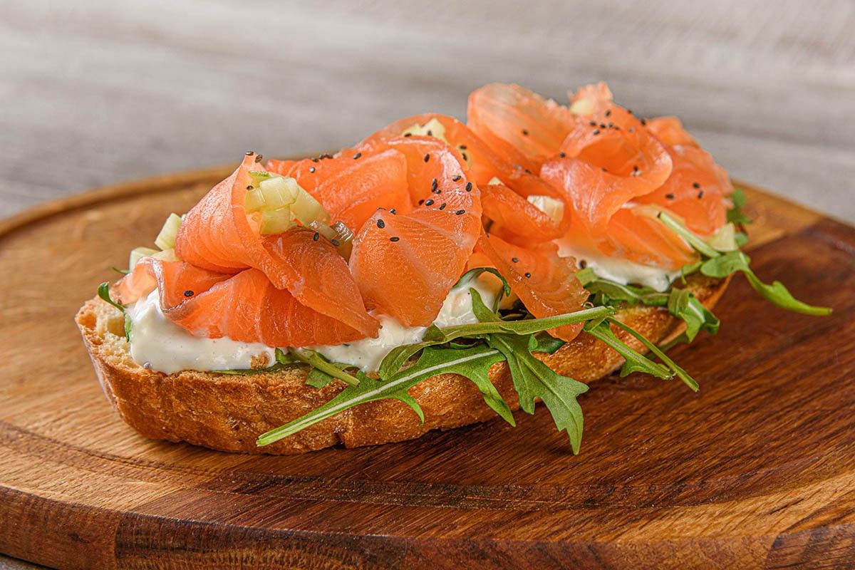 брускетта с красной рыбой 