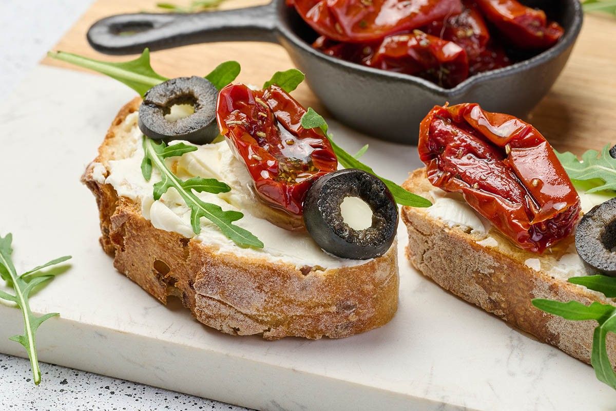 брускетта с вялеными томатами 