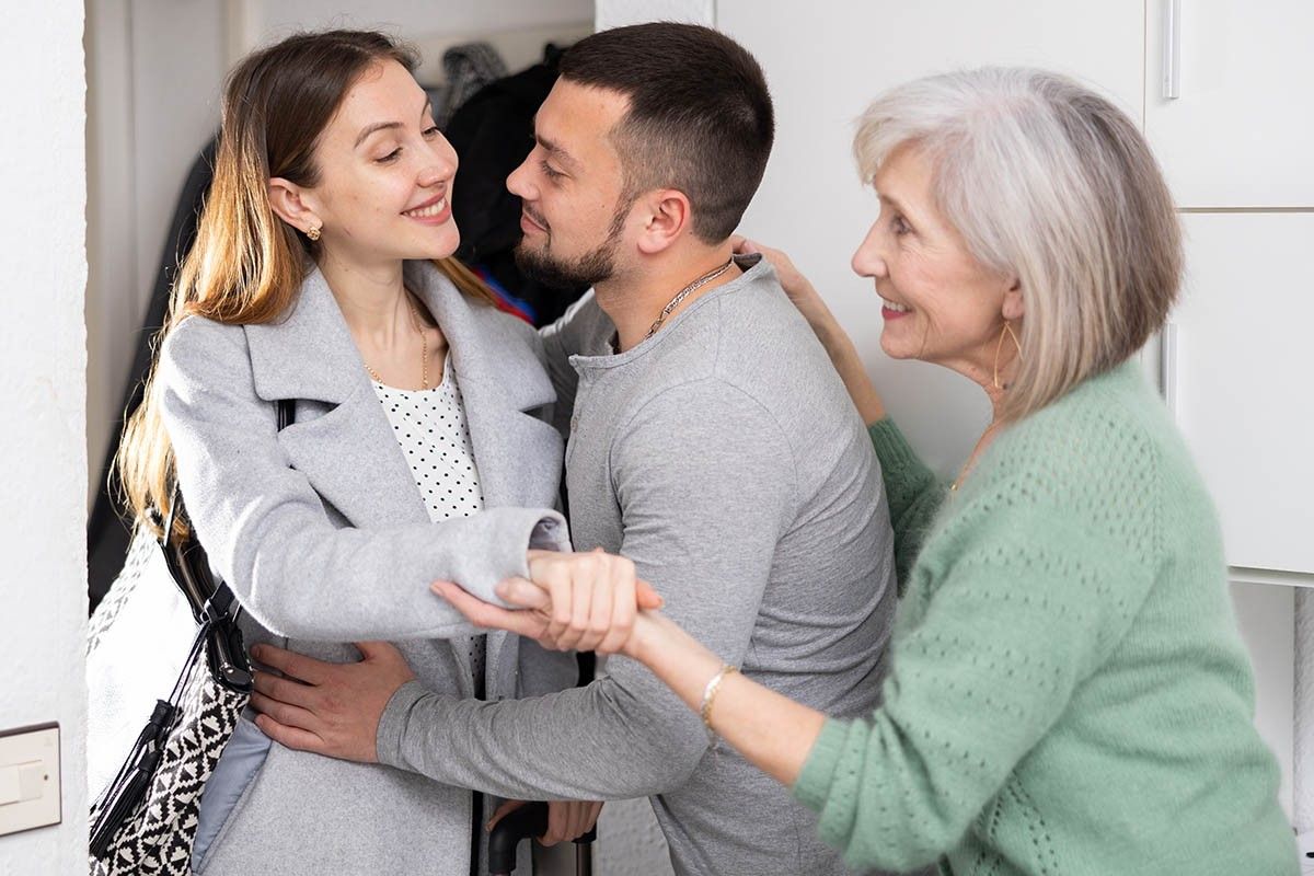 муж может должен защитить вас от нападок своей матери