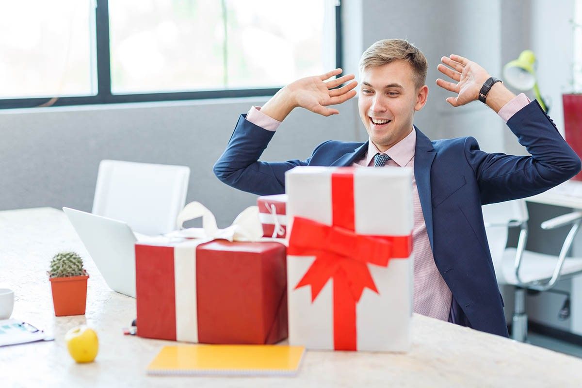 что подарить на 23 февраля коллегам