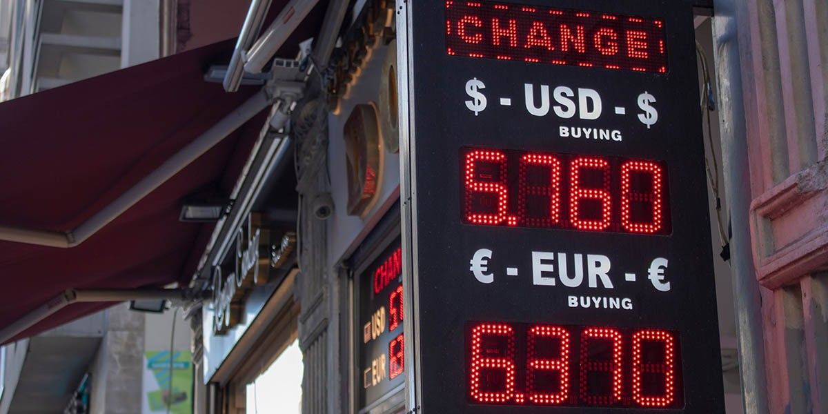 С какой валютой выгоднее ехать за границу: что брать в Турцию, Египет, Китай, ОАЭ и Азию