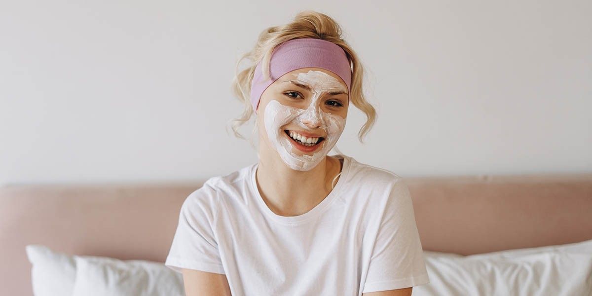 Какая глина для лица лучше: белая, голубая или черная — и как ее применять