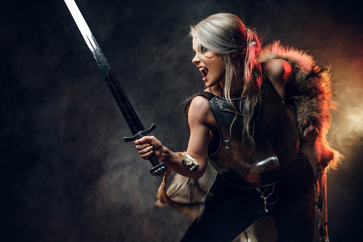 девушка с мечом