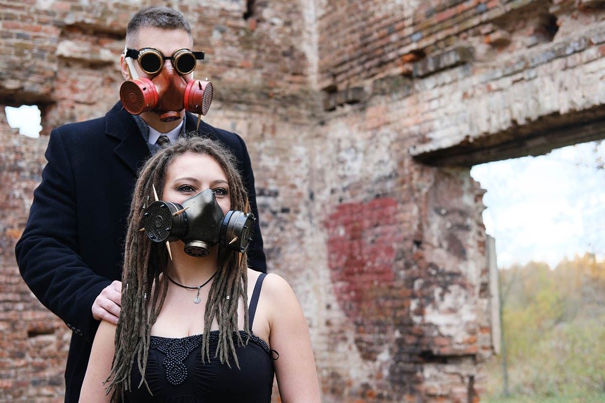 пара в развалинах