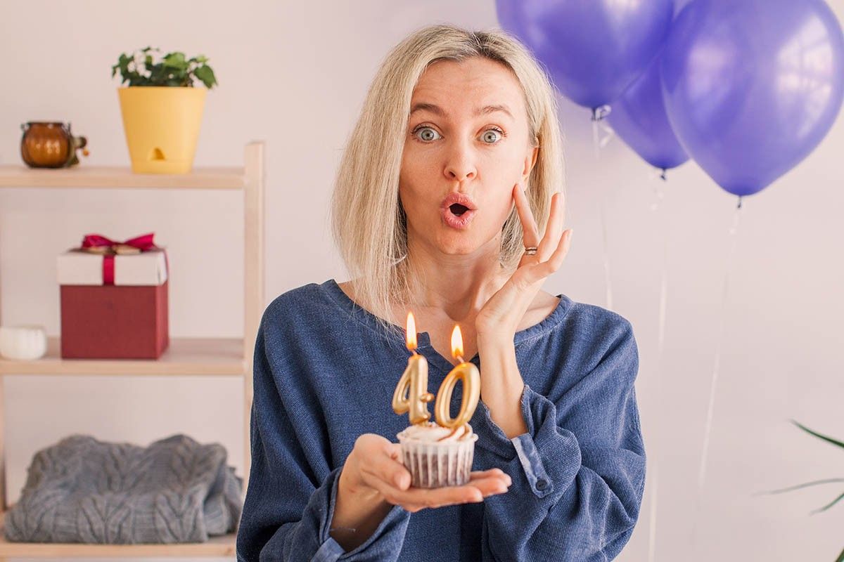 женщина празднуют 40-летие