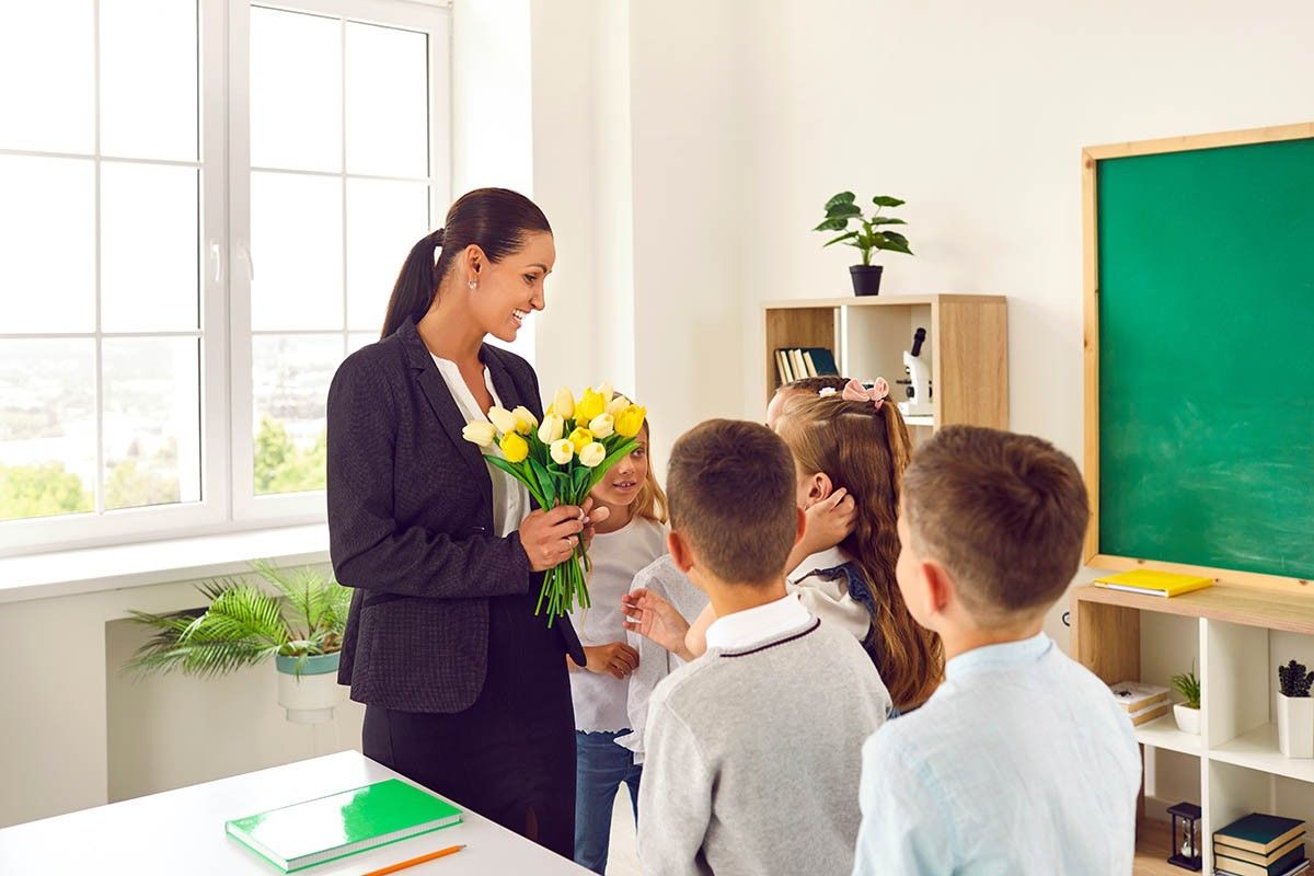 подарок учителю на 8 марта