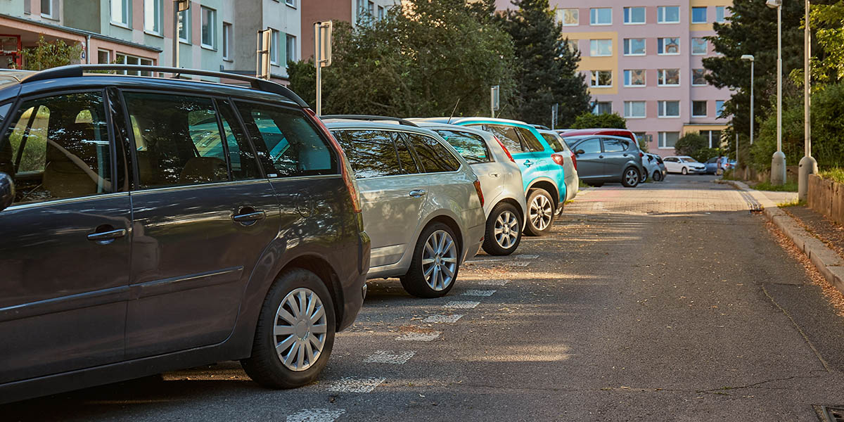 Как парковаться во дворе многоквартирного дома: правила, штрафы и организация мест