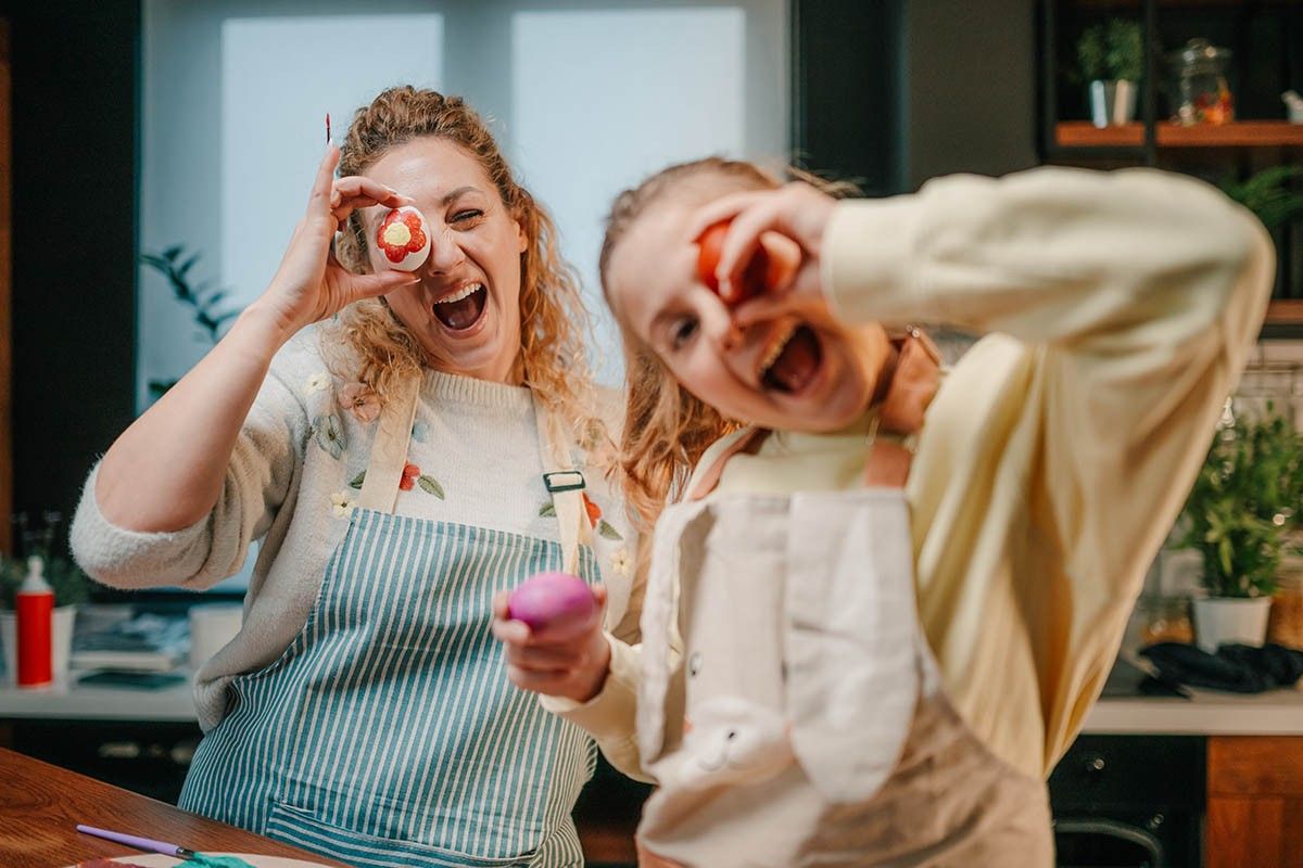 красить яйца Пасха