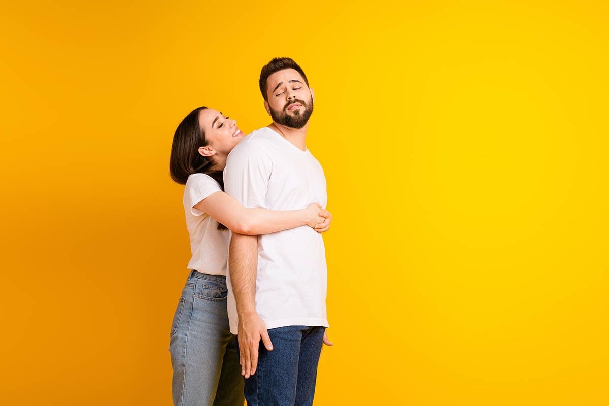мужчина и женщина обнимаются