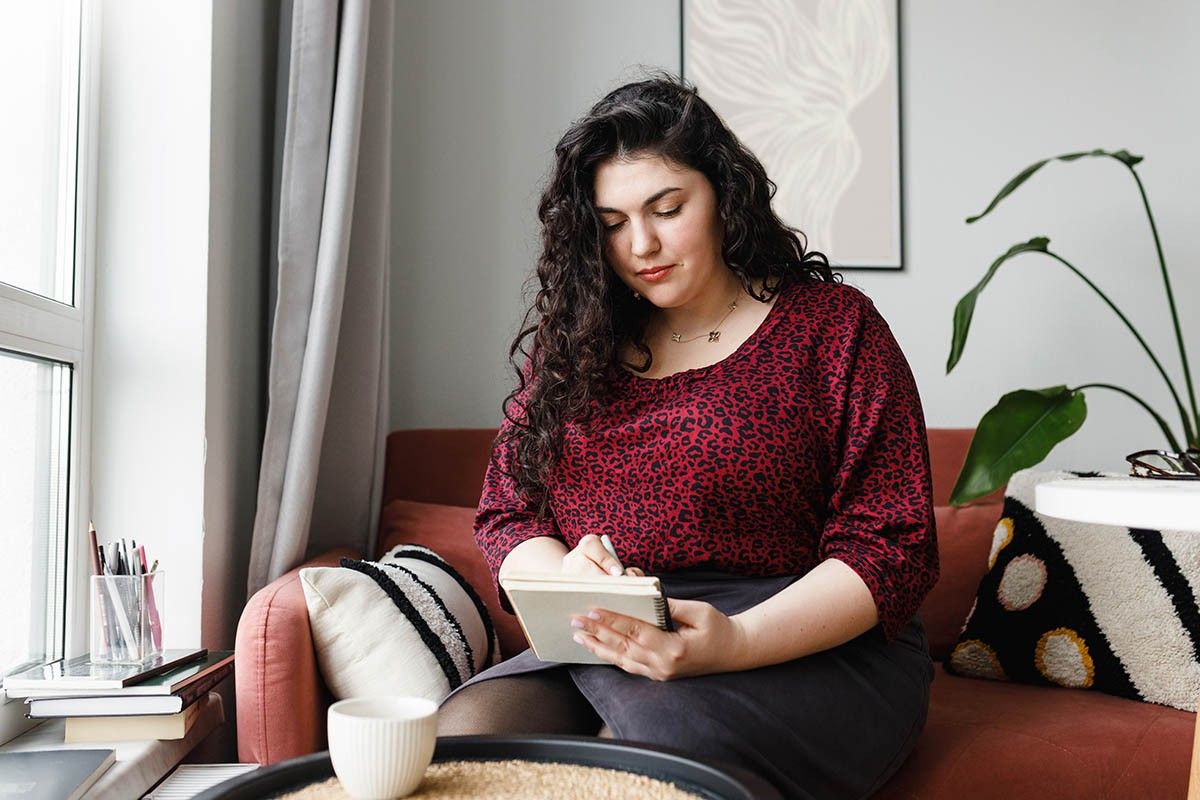 девушка пишет