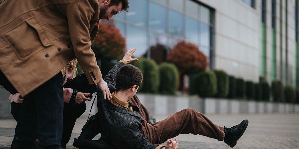 Эффект свидетеля: почему некоторые люди игнорируют крики о помощи