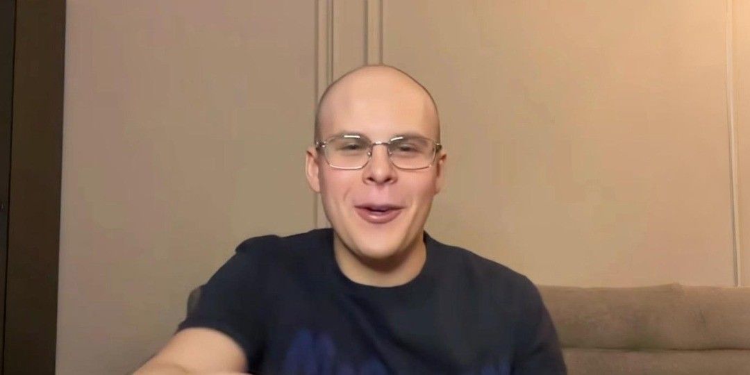 «Возьми телефон, детка»: кто такой Токсис и как его стрим с дивана породил новый мем