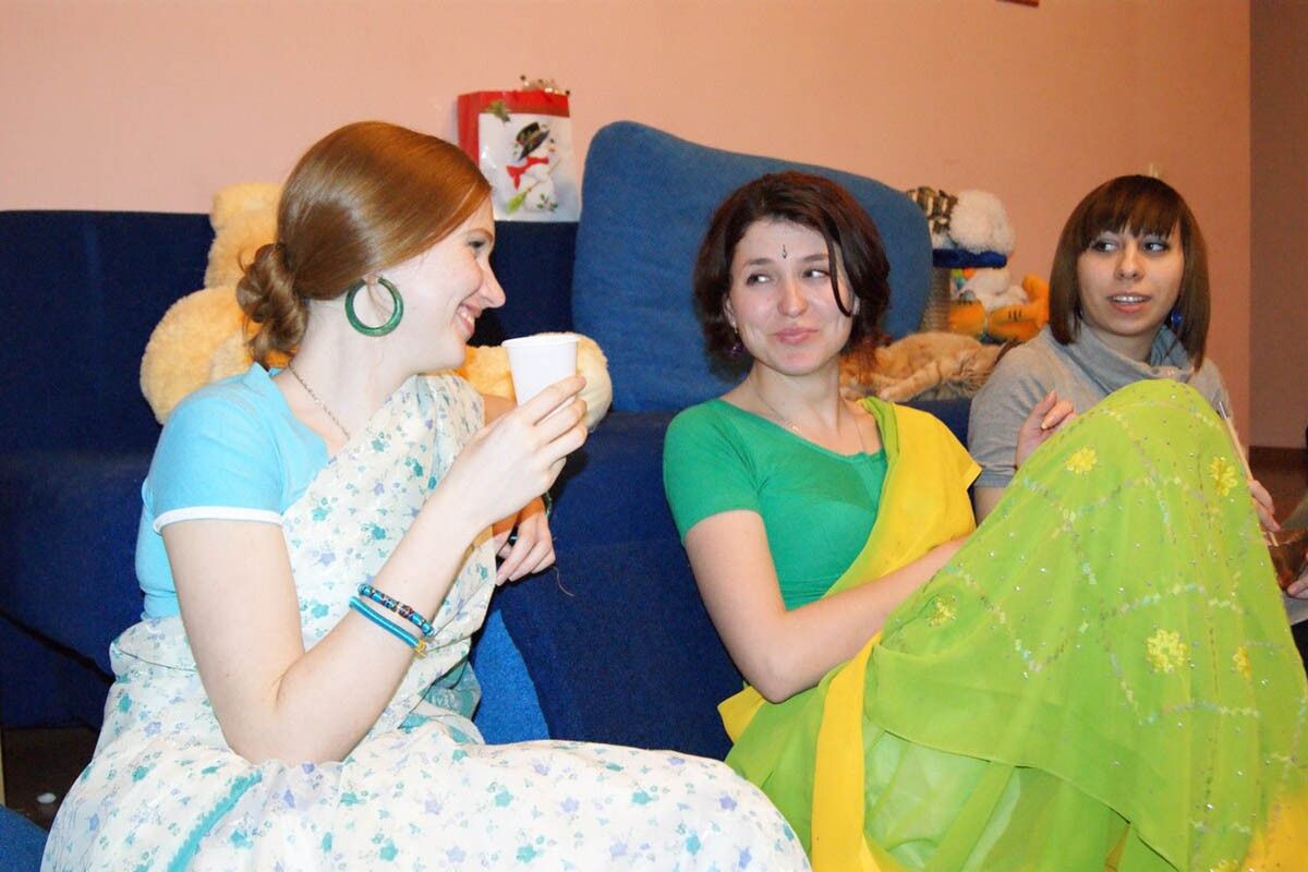 девушки в сари сидят и улыбаются