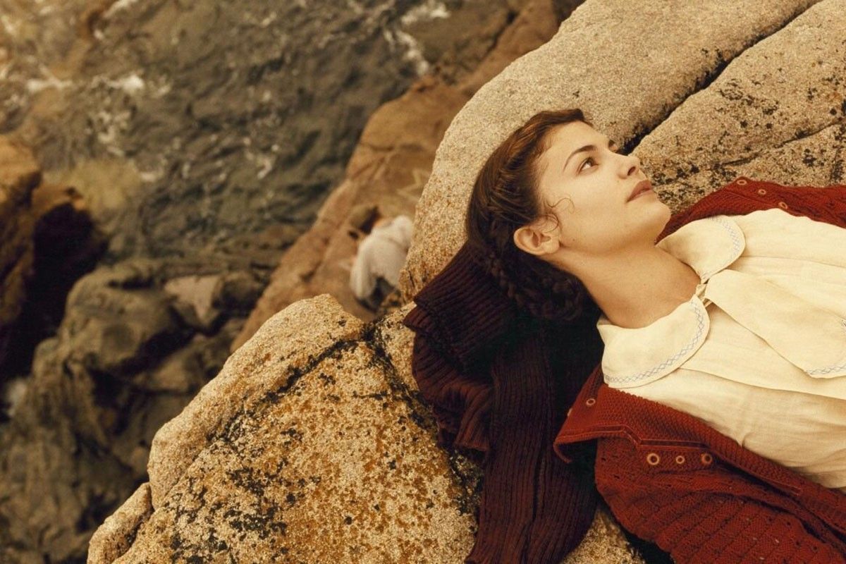 героиня лежит на камнях и смотрит в небо